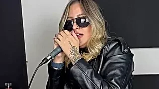 Cantora de Ceilândia arrasa na web com rock e sertanejo